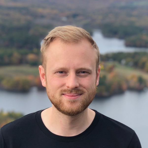 Simon Warchol headshot